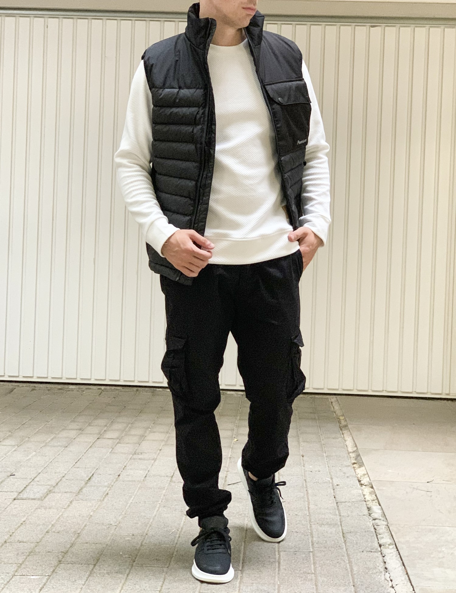 Ανδρικό μαύρο καπιτονέ αμάνικο μπουφάν ADK59160 φωτογραφία